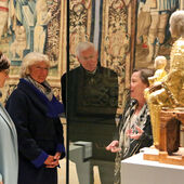 Museumsdirektorin Dr. Claudia Höhl (rechts) stellt der Bundestagsabgeordneten Ute Bertram (links) und Kulturstaatsministerin Monika Grütters die Goldene Madonna vor. Weihbischof Dr. Nikolaus Schwerdtfeger hört ebenfalls zu.