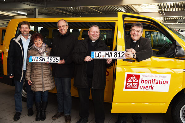 Klaus Rieger (v.l.), Gertrud Kluger, Wolfgang Obst und Dechant Carsten Menges freuen sich mit Monsignore Georg Austen vom Bonifatiuswerk über die BONI-Busse.