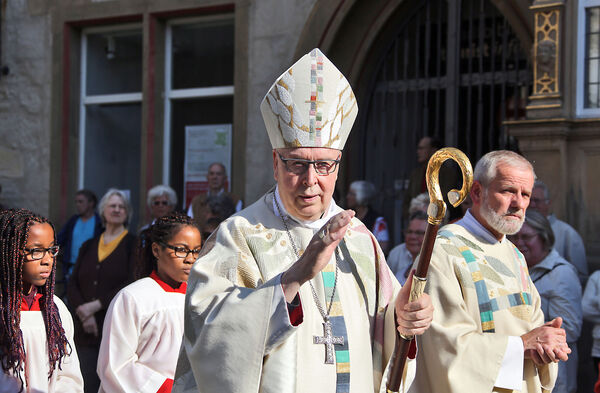 Bischof Norbert Trelle feiert mit den Katholiken in Hildesheim das Fronleichnamsfest.