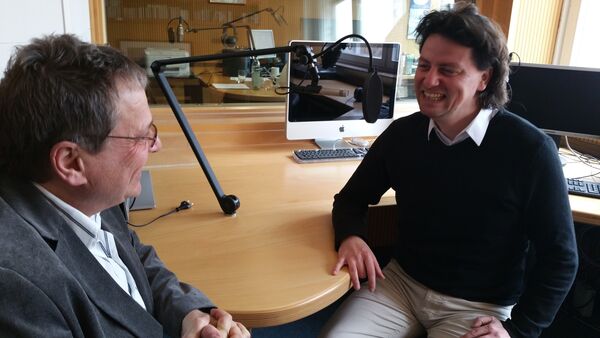 Vor der erneuten Aufführung von "Lux in Tenebris" im Hildesheimer Dom gab Komponist Helge Burggrabe dem kirchlichen Rundfunk-Redakteur Bernhard Tups ein Interview.