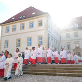 Ministrantinnen und Ministranten aus vielen Orten im Bistum Hildesheim kamen zur Feier der Chrisam-Messe nach Hildesheim und zogen mit Priestern, Diakonen und Bischöfen in den Hildesheimer Dom ein.
