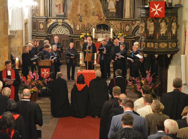 Rund 250 Besucher waren zur Gerhardsvesper in die Klosterkirche Wennigsen gekommen, darunter auch Mitglieder befreundeter Orden wie der Ritter vom Heiligen Grab und vom Deutschen Orden.