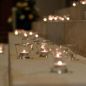 Bild der 150 Kerzen, die bei der Gedenkfeier im Hildesheimer Dom symbolisch für die Betroffenen von sexuellem Missbrauch auf den Stufen zum Altarraum brennen.