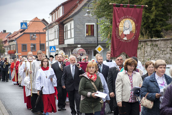 Während der Prozession in Lamspringe wird alljährlich ein Schrein mit Reliquien des Heiligen Oliver Plunkett durch die Straßen getragen.