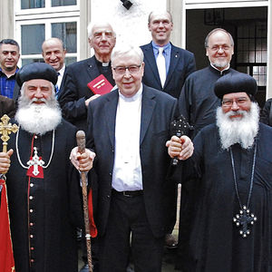 Gruppenbild der syrisch-orthodoxen Delegation mit Bischof Trelle.