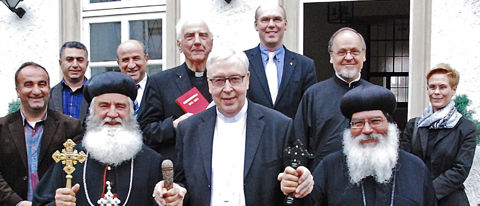 Gruppenbild der syrisch-orthodoxen Delegation mit Bischof Trelle.
