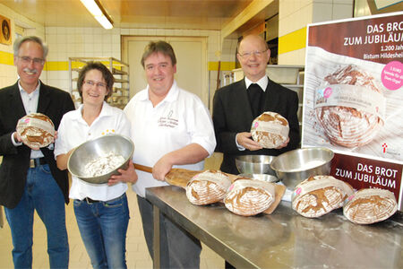 Hildesheimer Bäckermeister unterstützt Domsanierung mit der "Dom-Kruste"