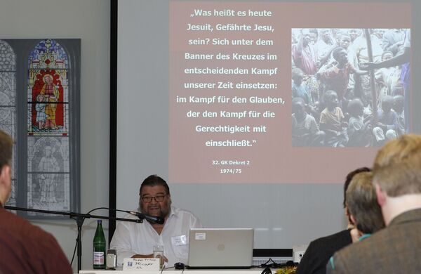 Pater Frido Pflüger SJ vom Jesuiten-Flüchtlingsdienst zeigte unter dem Titel „Flucht und Vertreibung – Beobachtungen aus Nahost, Afrika und Deutschland“: Religion ist nur einer unter vielen Fluchtgründen, aber einer, mit dem viel Hass geschürt und Politik gemacht wird.