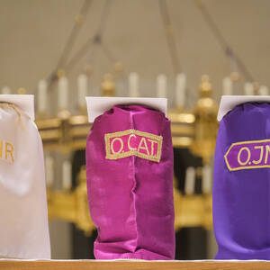 Während des Gottesdienstes werden die Heiligen Öle geweiht, die bei der Sakramentenspendung in den Pfarrgemeinden eine wichtige Rolle spielen.