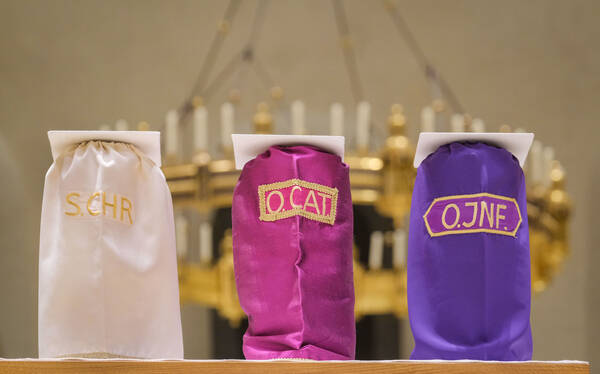 Während des Gottesdienstes werden die Heiligen Öle geweiht, die bei der Sakramentenspendung in den Pfarrgemeinden eine wichtige Rolle spielen.