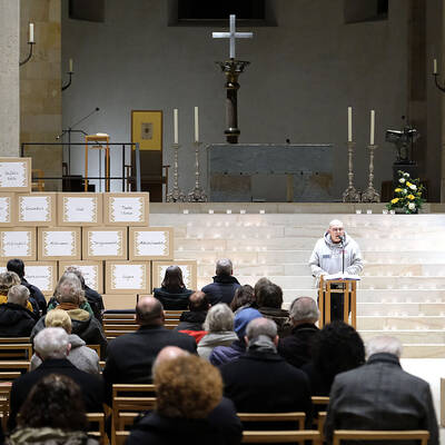Anlass für die Gedenkfeier ist die Anregung von Papst Franziskus, rund um das von der Europäischen Union eingeführte Datum „Europäischer Tag zum Schutz von Kindern vor sexueller Ausbeutung und sexuellem Missbrauch“ einen Gedenktag für Betroffene von sexualisierter Gewalt zu begehen.