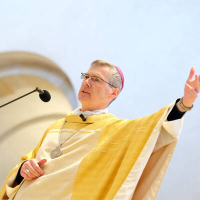 Bischof Wilmer warf während seiner Predigt die Frage auf: „Warum überhaupt Religion, warum Gott, warum das Beten?“ Nach seiner Auffassung geht es dabei um drei Reisen im Leben eines Menschen: nach außen, also zu den anderen, nach innen, also zum eigenen Ich, und zu Gott, zum Himmel.