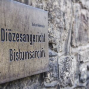 Schild mit der Beschriftung "Bistumsarchiv".