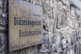 Schild mit der Beschriftung "Bistumsarchiv".