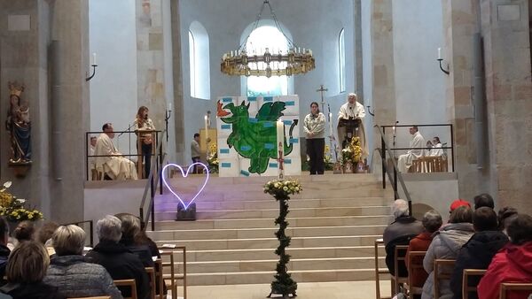 Am Samstag waren alle Pfadfinderinnen und Pfadfinder nach Hildesheim eingeladen, um die Georgsmesse im Dom zu feiern. Vor dem Gottesdienst fand ein Veranstaltungsprogramm auf dem Domhof statt.