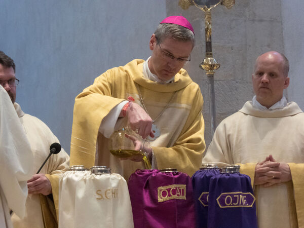 Bischof Wilmer weihte während der Chrisam-Messe die heiligen Öle, die bei der Spendung der Sakramente im Bistum Hildesheim verwendet werden.