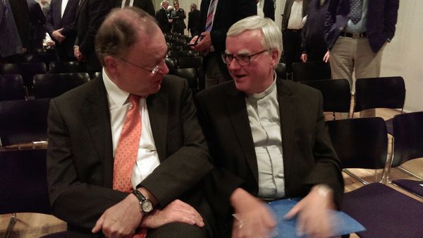 Ministerpräsident Weil und Erzbischof Koch im Gespräch während des Jahresempfangs des Katholischen Büros Niedersachsen in Hannover.