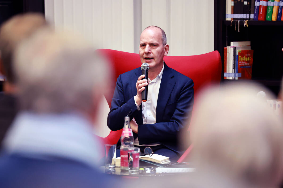 Jens Bisky liest in der Dombibliothek aus seinem Buch „Die Entscheidung. Deutschland 1929 bis 1934“. Der gebürtige Leipziger und langjährige Journalist im Feuilleton der Süddeutschen Zeitung leitet seit 2022 die Zeitschrift „Mittelweg 36“ des Hamburger Instituts für Sozialforschung, und ist Autor zahlreicher, preisgekrönter Bücher.  Sein Buch „Die Entscheidung. Deutschland 1929 bis 1934“ gehörte zu den Nominierten für den Preis der Leipziger Buchmesse 2025 in der Kategorie Sachbuch. 