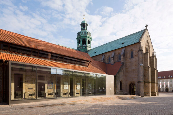 Im Foyer des Hildesheimer Doms wird die Reihe "WortRaum" ausgerichtet, die das Dommuseum mit dem Forschungsinstitut für Philosophie in Hannover veranstaltet.