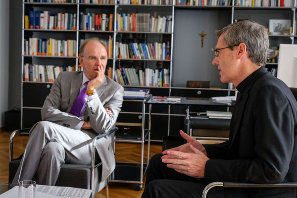Der evangelisch-lutherische Landesbischof Ralf Meister und Bischof Dr. Wilmer SCJ sprechen sich in einer gemeinsamen Stellungnahme für den Ausbau der Hospizarbeit aus.
