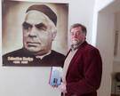 Karl Schlotter, 1. Vorsitzender Kneipp – Verein Göttingen e. V., vor einem Portrait von Pfarrer Sebastian Kneipp.