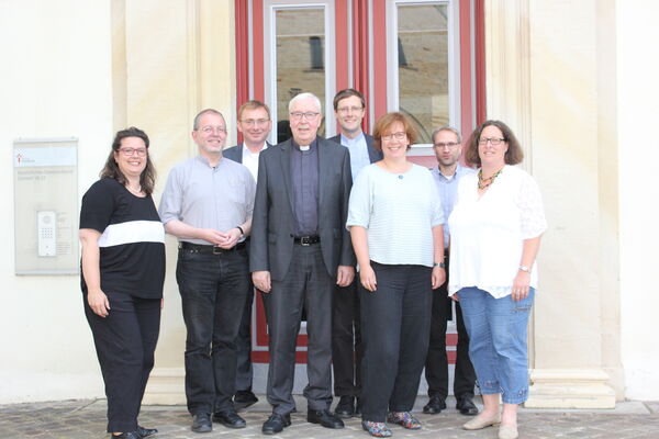 Bischof Norbert Trelle (Mitte) hat entschieden, dass ab dem kommenden Sommer wieder Pastoral- und Gemeindereferenten ausgebildet werden. Katrin Müller (von links) aus der Hauptabteilung Personal/Seelsorge, Diakon Ingo Langner, Domkapitular Martin Wilk, Regens Dr. Martin Marahrens, Pastoralferentin Annette Stechmann, Diakon Dr. Markus Schneider und Gemeindereferentin Patricia Hinz erarbeiten dafür ein neues Ausbildungskonzept für die pastoralen Dienste.