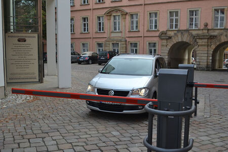 Eine neue Schranke hält den Autoverkehr vom Domhof ab