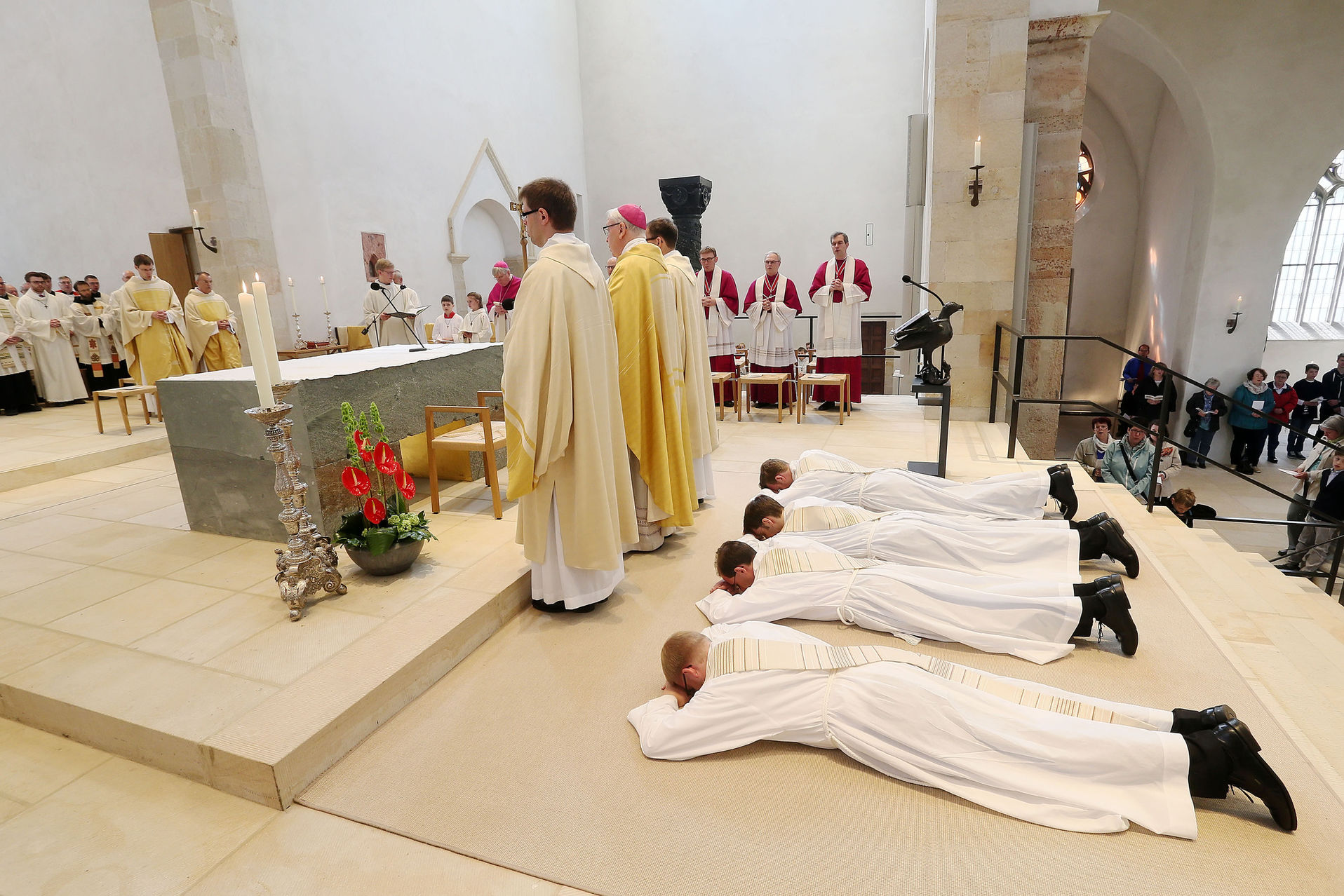 Als Zeichen ihrer Hingabe und Demut gegenüber Gott legten sich die vier Priesteramtskandidaten ausgestreckt auf den Boden, während die Gottesdienst-Gemeinde in der Allerheiligenlitanei für sie betete.