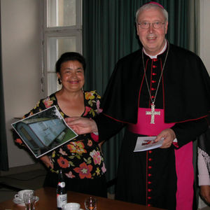 Vertreterin der Roma und Sinti mit Bischof Norbert Trelle