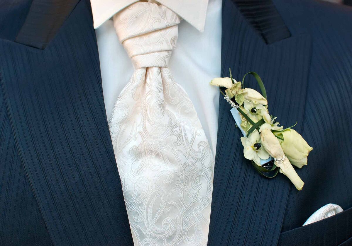 Boutonniere am Revers eine Bräutigams.