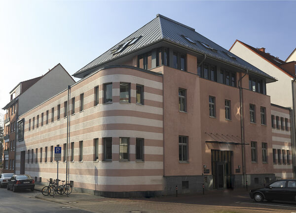 FIPH Die Initiative Niedersächsischer Ethikrat (INE) äußert sich heute in einer Stellungnahme zur Situation von Menschen mit Behinderung in der Corona-Pandemie. Einer der Vertreter der INE ist Prof. Dr. Jürgen Manemann, Direktor des Forschungsinstituts für Philosophie Hannover (fiph, im Bild). Das fiph ist eine Einrichtung des Bistums Hildesheim.
