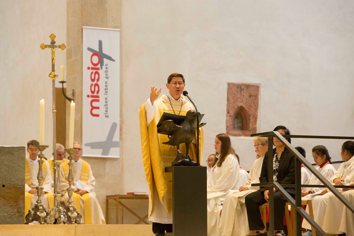Kardinal Luis Antonio Tagle aus den Philippinen predigte während der Bischofsmesse zur bundesweiten Eröffnung des Monats der Weltmission im Hildesheimer Dom.
