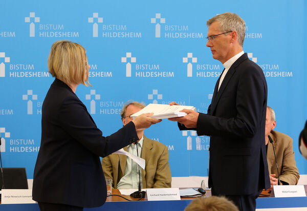 Übergabe des Berichtes zum Aufarbeitungsprojekt "Wissen teilen"