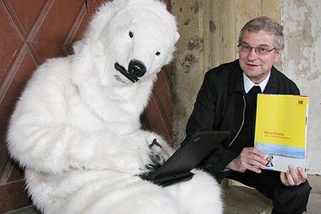 Greenpeace-Eisbär trifft Generalvikar Dr. Werner Schreer