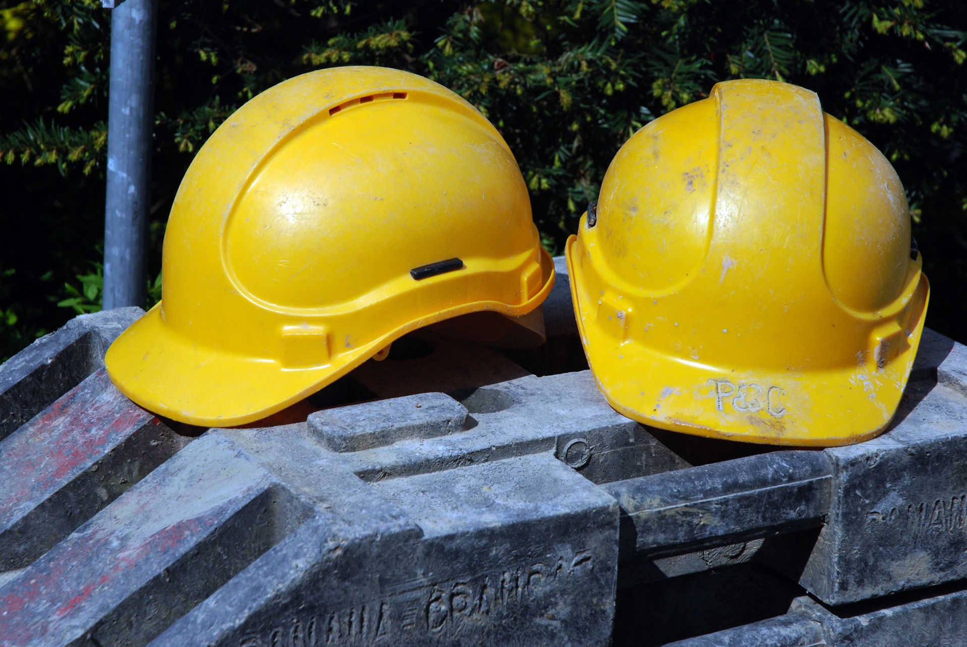 Bauhelme Gelbe Bauhelme auf Zaunfüßen