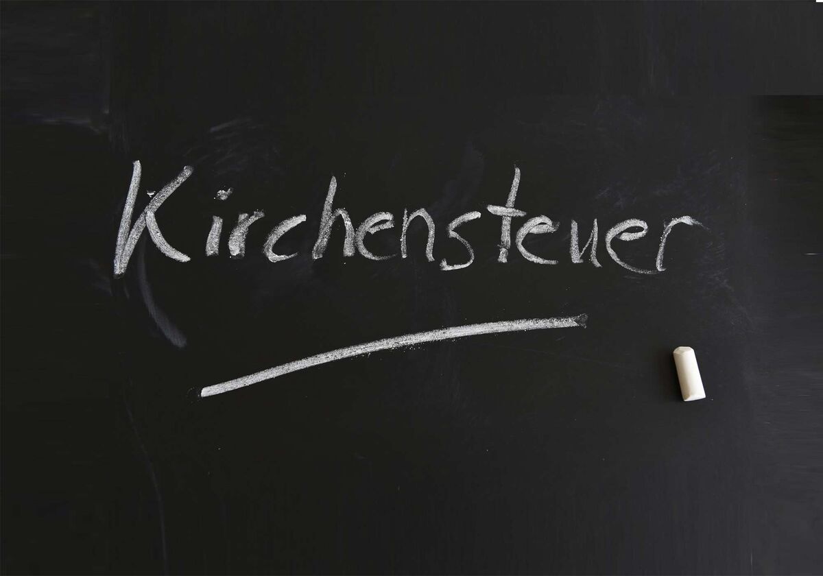 Eine Schiefertafel mit der Aufschrift "Kirchensteuer"