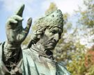 Die Bronzestatue des Heiligen Bernward vor dem Hildesheimer Dom.