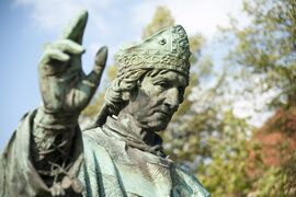 Die Bronzestatue des Heiligen Bernward vor dem Hildesheimer Dom.