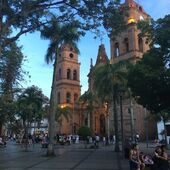 Plaza in Santa Cruz, Bolivien. Im Hintergrund eine Kathedrale.