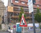 An dem zum Hildesheimer Gymnasium Marienschule gehörenden Choraleigebäude im Brühl zeigen sich starke witterungsbedingte Schäden an der Natursteinfassade. Die Sanierung beginnt am kommenden Montag.