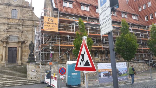 An dem zum Hildesheimer Gymnasium Marienschule gehörenden Choraleigebäude im Brühl zeigen sich starke witterungsbedingte Schäden an der Natursteinfassade. Die Sanierung beginnt am kommenden Montag.
