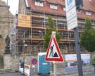 An dem zum Hildesheimer Gymnasium Marienschule gehörenden Choraleigebäude im Brühl zeigen sich starke witterungsbedingte Schäden an der Natursteinfassade. Die Sanierung beginnt am kommenden Montag.