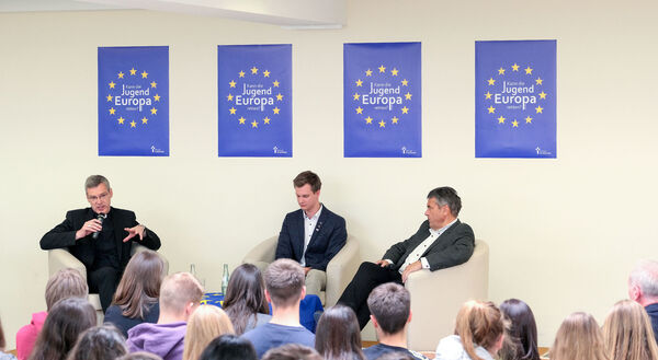 Bischof Dr. Heiner Wilmer SCJ diskutierte mit dem SPD-Politiker Sigmar Gabriel im Bischöflichen Gymnasium Josephinum über Europa. Moderiert wurde die Veranstaltung von Konstantin Gerbrich (Pulse of Europe Hildesheim).