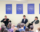 Bischof Dr. Heiner Wilmer SCJ diskutierte mit dem SPD-Politiker Sigmar Gabriel im Bischöflichen Gymnasium Josephinum über Europa. Moderiert wurde die Veranstaltung von Konstantin Gerbrich (Pulse of Europe Hildesheim).