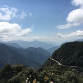 Ausblick über die Death Road in den Yungas in La Paz, Bolivien.