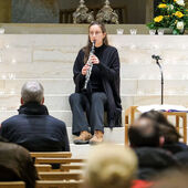 Eine Klarinettistin spielt sitzend auf den Stufen zum Altarraum. Die musikalische Gestaltung bringt die emotionalen Atmosphäre im Hildesheimer Dom eindrucksvoll zum Ausdruck.