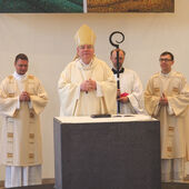 Der Weihegottesdienst fand in Buslovs Heimatgemeinde in Rotenburg an der Wümme statt, in der Pfarrkirche Corpus Christi.