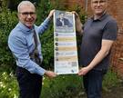Detlef Brückner und Michael Peters zeigen das Programmplakat