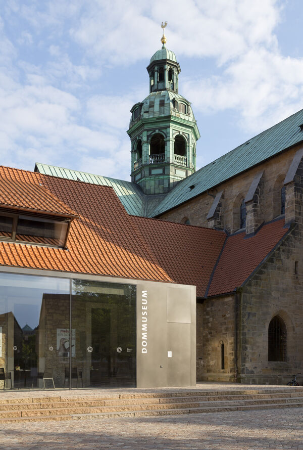 Das Gespräch zwischen Dr. Claudia Höhl und Professor Jürgen Manemann findet im Foyer des Hildesheimer Doms statt.