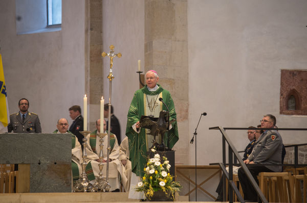 Weihbischof Dr. Nikolaus Schwerdtfeger hat heute im Hildesheimer Dom mit Soldaten und Polizisten für Frieden gebetet.